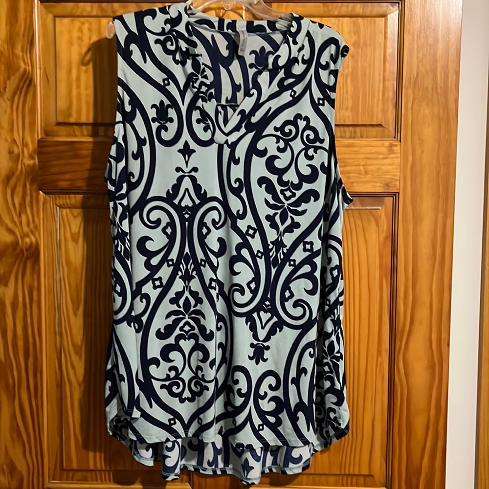 Honeyme Curvey. 3x. Sleeveless blouse